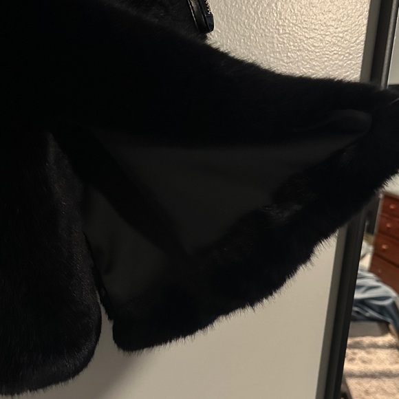 Black Faux Fur Cape with matching Wristlet - Picture 3 of 4
